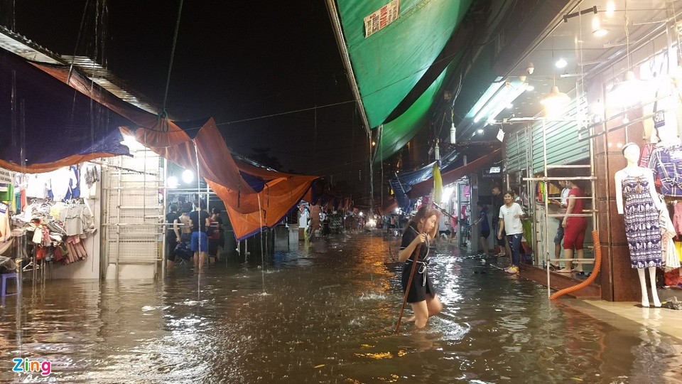 Ha Noi mua lon, nuoc dang cao tran vao nha dan trong dem hinh anh 2