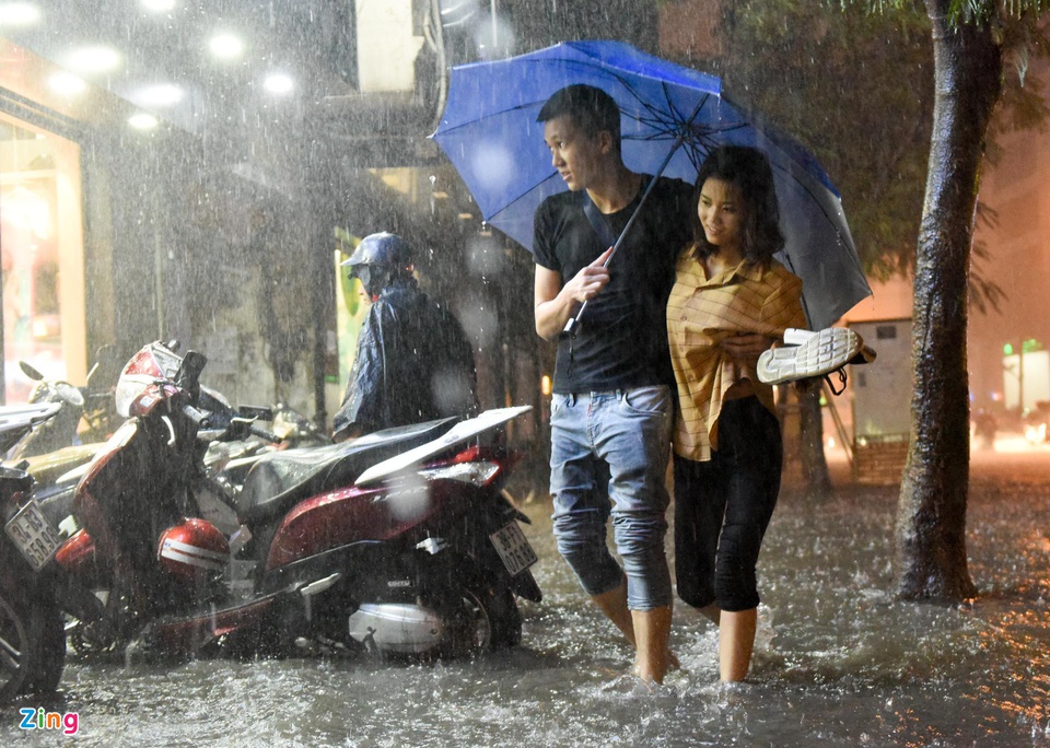 Ha Noi mua lon, nuoc dang cao tran vao nha dan trong dem hinh anh 8