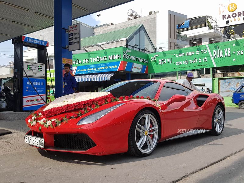Ferrari 488 GTB của ca sĩ Tuấn Hưng nổi bật hơn khi làm xe hoa