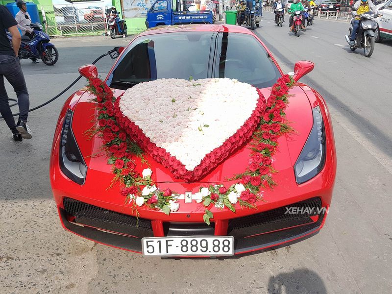 Ferrari 488 GTB của ca sĩ Tuấn Hưng nổi bật hơn khi làm xe hoa