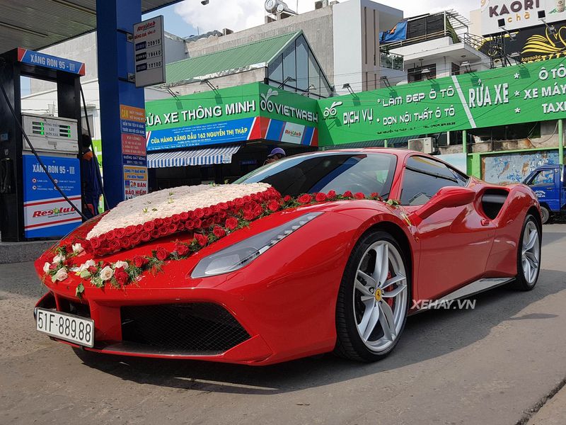 Ferrari 488 GTB của ca sĩ Tuấn Hưng nổi bật hơn khi làm xe hoa