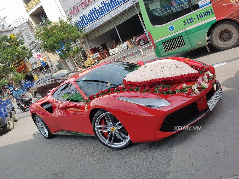 Ferrari 488 GTB của ca sĩ Tuấn Hưng nổi bật hơn khi làm xe hoa