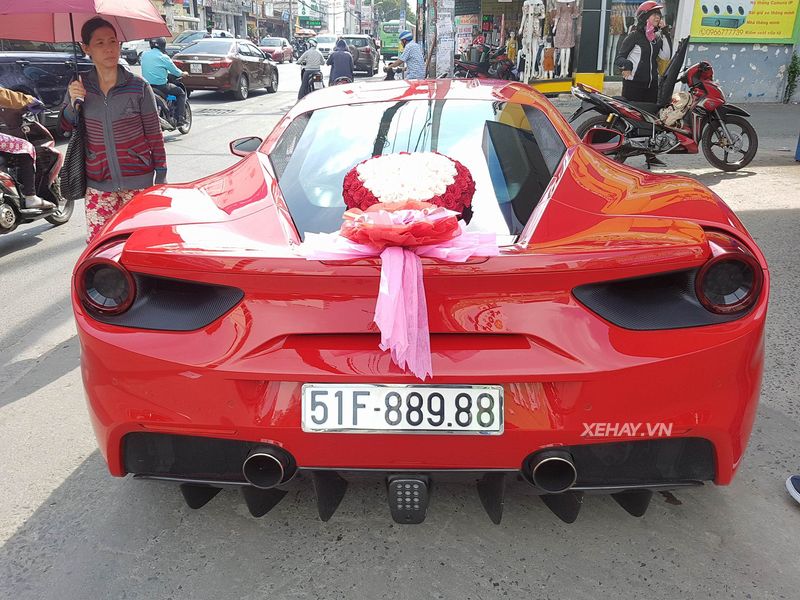 Ferrari 488 GTB của ca sĩ Tuấn Hưng nổi bật hơn khi làm xe hoa