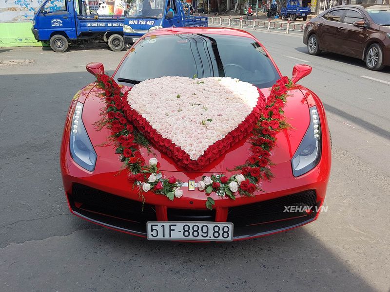 Ferrari 488 GTB của ca sĩ Tuấn Hưng nổi bật hơn khi làm xe hoa