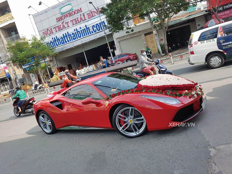 Ferrari 488 GTB của ca sĩ Tuấn Hưng nổi bật hơn khi làm xe hoa