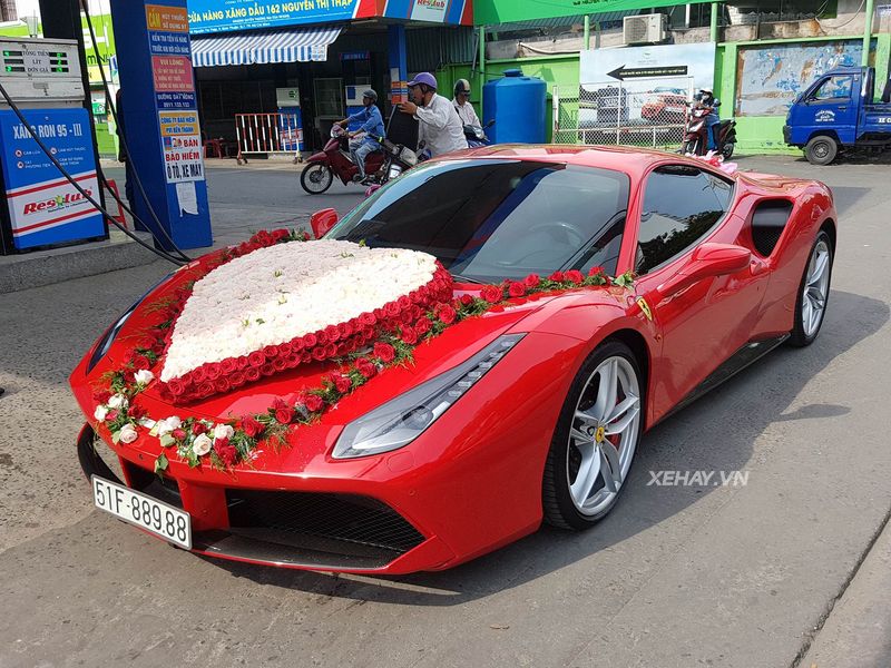 Ferrari 488 GTB của ca sĩ Tuấn Hưng nổi bật hơn khi làm xe hoa