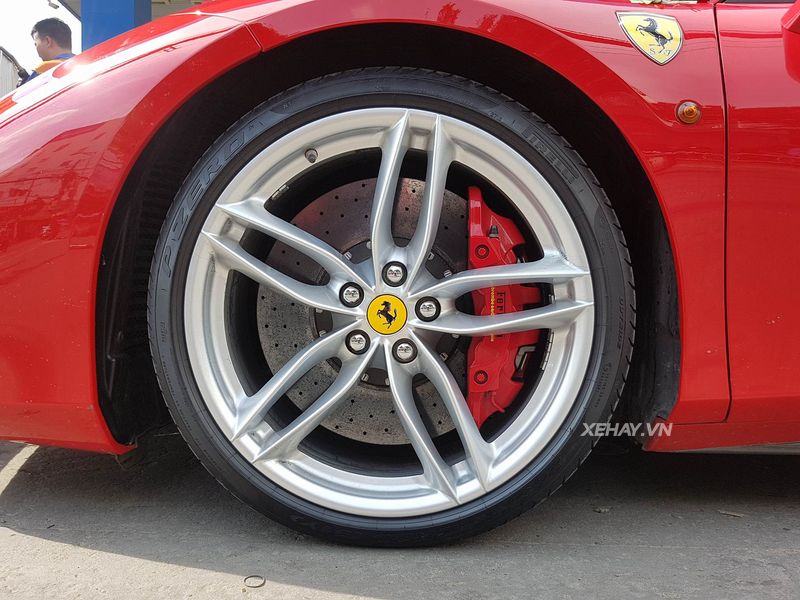Ferrari 488 GTB của ca sĩ Tuấn Hưng nổi bật hơn khi làm xe hoa