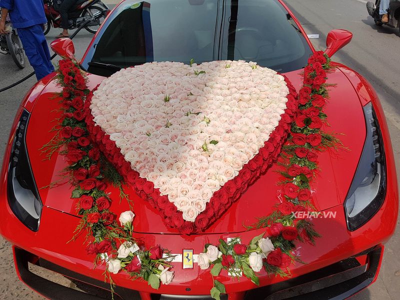 Ferrari 488 GTB của ca sĩ Tuấn Hưng nổi bật hơn khi làm xe hoa
