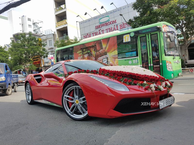Ferrari 488 GTB của ca sĩ Tuấn Hưng nổi bật hơn khi làm xe hoa