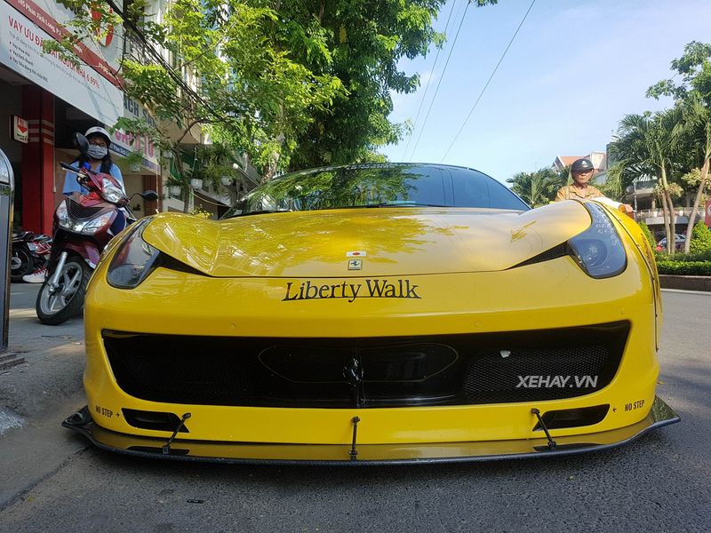 Ngắm Ferrari 458 Italia Liberty Walk rực rỡ trong nắng Sài Gòn