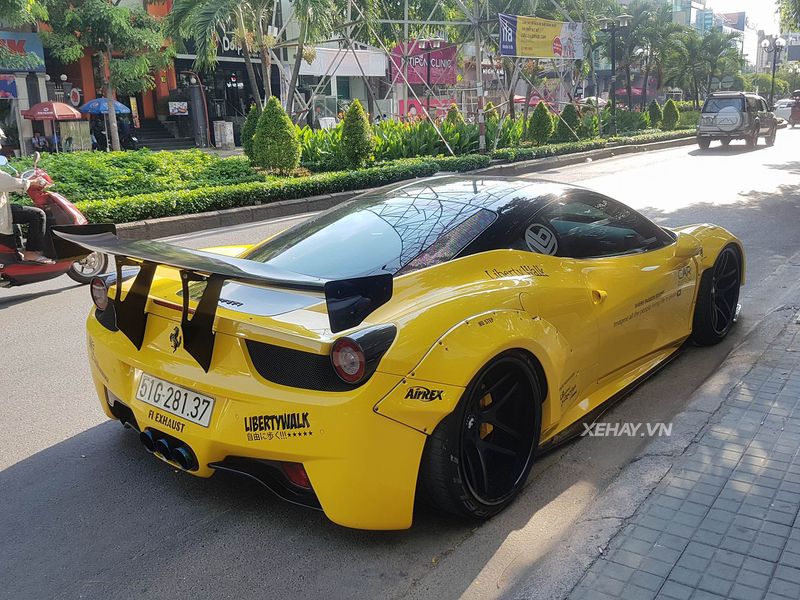 Ngắm Ferrari 458 Italia Liberty Walk rực rỡ trong nắng Sài Gòn