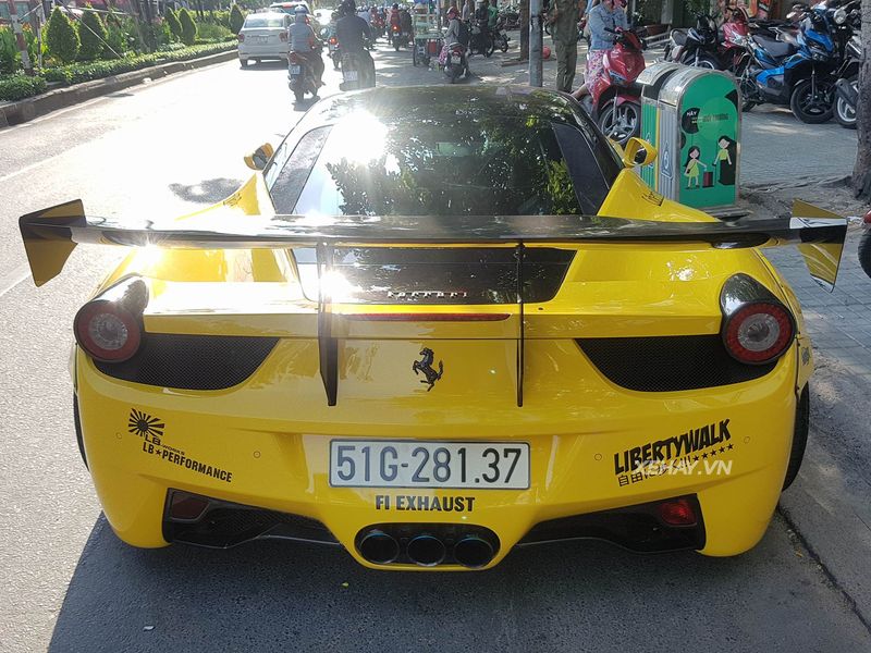 Ngắm Ferrari 458 Italia Liberty Walk rực rỡ trong nắng Sài Gòn