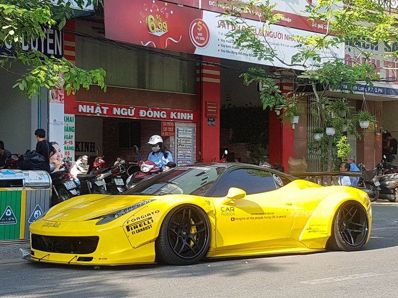 Ngắm Ferrari 458 Italia Liberty Walk rực rỡ trong nắng Sài Gòn