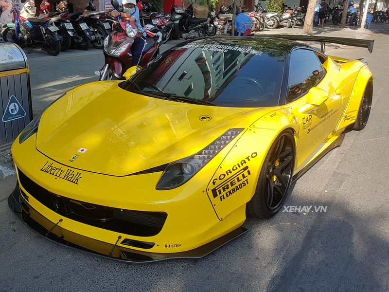 Ngắm Ferrari 458 Italia Liberty Walk rực rỡ trong nắng Sài Gòn