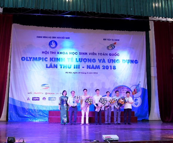 11 nhóm sinh viên bảo vệ đề tài nghiên cứu khoa học