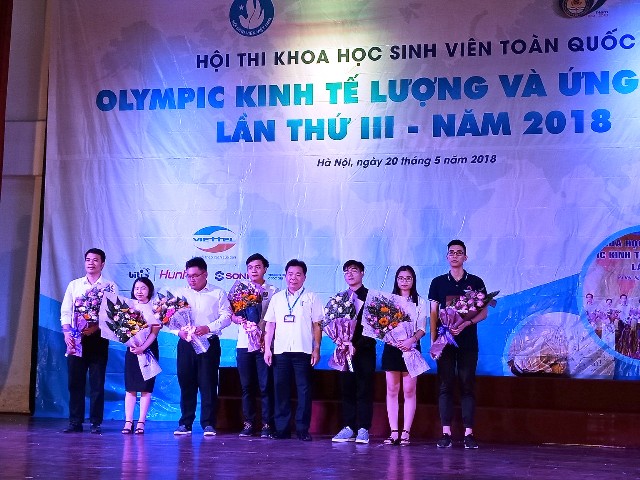 11 nhóm sinh viên bảo vệ đề tài nghiên cứu khoa học