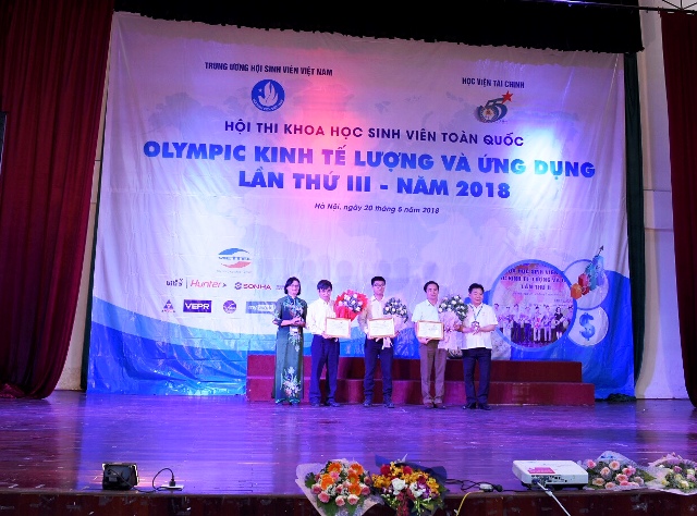 11 nhóm sinh viên bảo vệ đề tài nghiên cứu khoa học