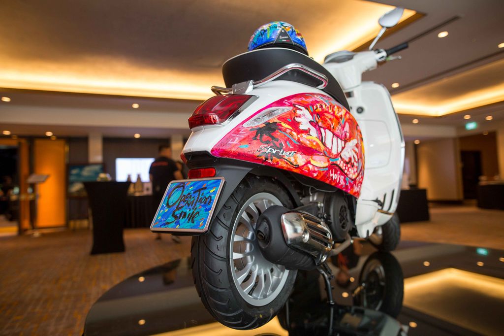 Tác phẩm Vespa Sprint của họa sĩ Lê Kinh Tài đấu giá được 26.000 USD