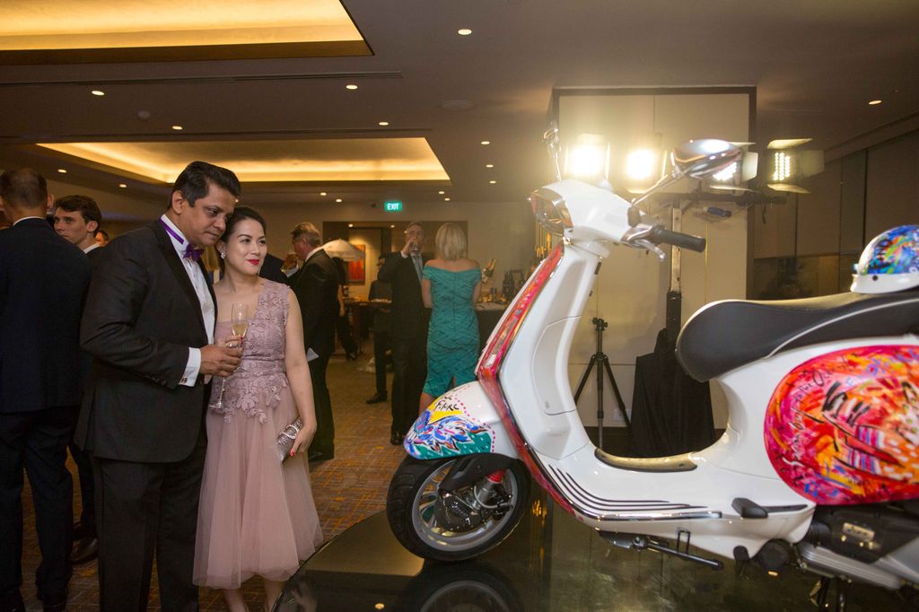 Tác phẩm Vespa Sprint của họa sĩ Lê Kinh Tài đấu giá được 26.000 USD
