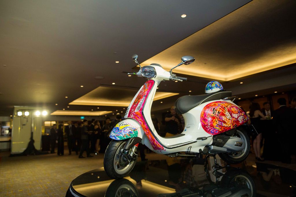 Tác phẩm Vespa Sprint của họa sĩ Lê Kinh Tài đấu giá được 26.000 USD