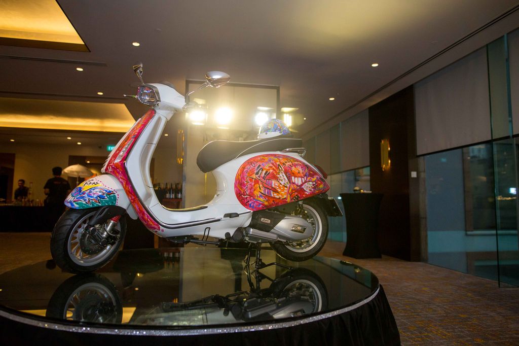 Tác phẩm Vespa Sprint của họa sĩ Lê Kinh Tài đấu giá được 26.000 USD