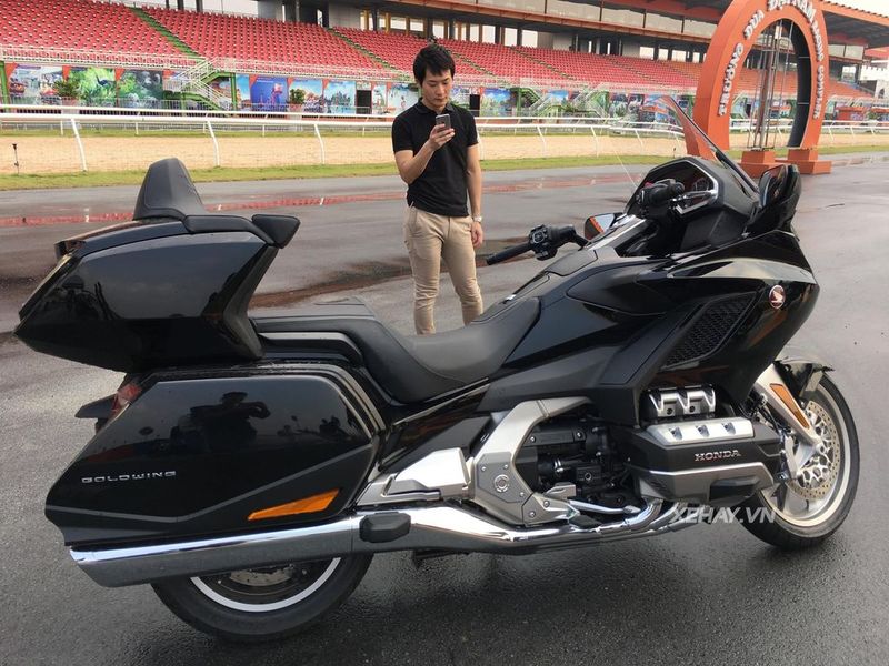 [ĐÁNH GIÁ XE] Honda Goldwing 2018 giá 1,2 tỷ VNĐ tại Việt Nam - nhẹ hơn, thể thao hơn và tràn ngập công nghệ