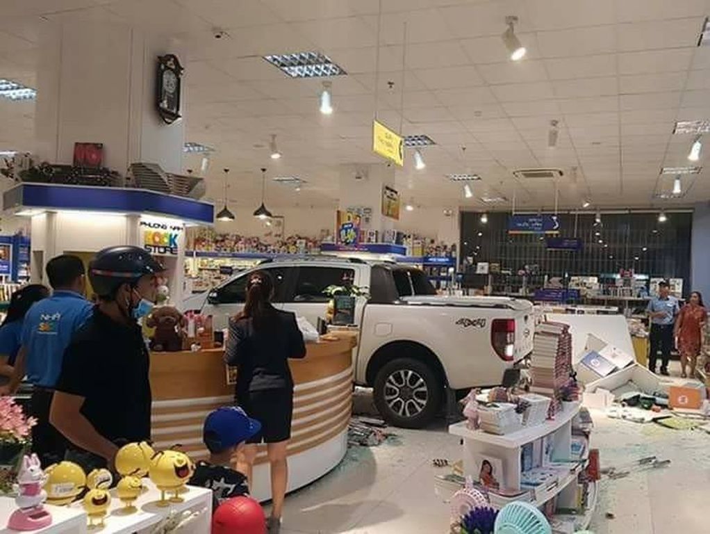 Kon Tum: Nữ lái xe Ford Ranger húc đổ xe máy, lao thẳng vào sảnh nhà sách