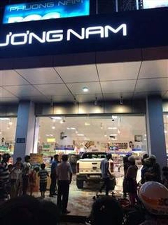 Kon Tum: Nữ lái xe Ford Ranger húc đổ xe máy, lao thẳng vào sảnh nhà sách