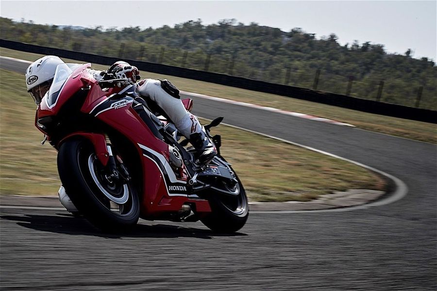 [ĐÁNH GIÁ XE] Honda CBR1000RR FireBlade mới về Việt Nam với giá chỉ 560 triệu VNĐ
