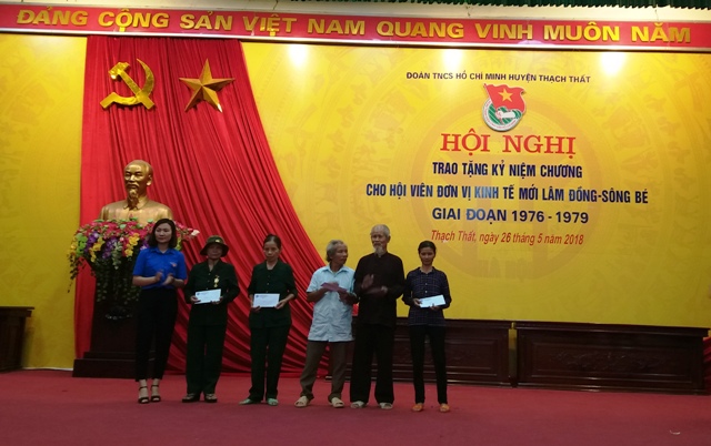 348 thanh niên tiền trạm được tặng kỷ niệm chương