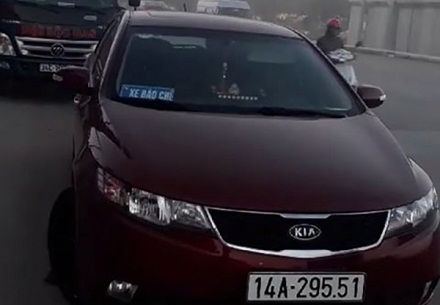 Đình chỉ 3 cán bộ thị trường dùng