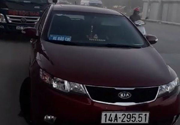 Đình chỉ 3 cán bộ thị trường dùng 