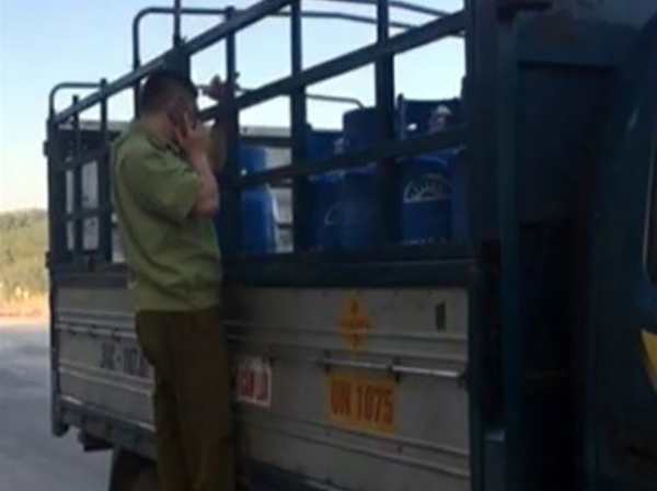 Đình chỉ 3 cán bộ thị trường dùng 