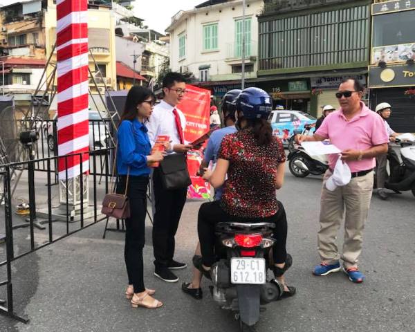 Thanh niên Xí nghiệp xe buýt Yên Viên quảng bá tuyến Hanoi City Tour