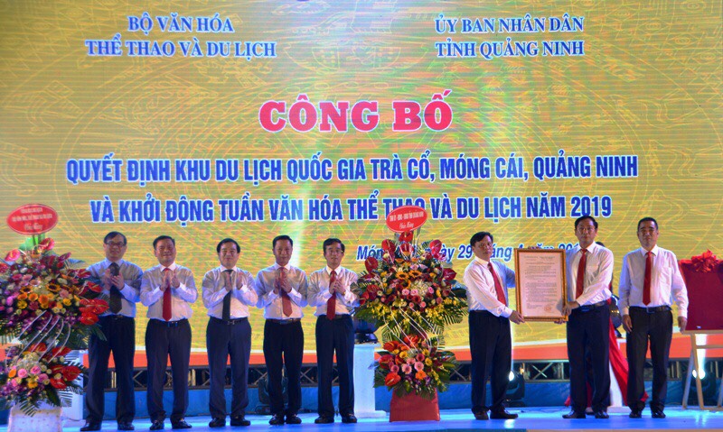 Đại diện lãnh đạo TP Móng Cái đón nhận Quyết định Khu du lịch quốc gia Trà Cổ, Móng Cái, Quảng Ninh.