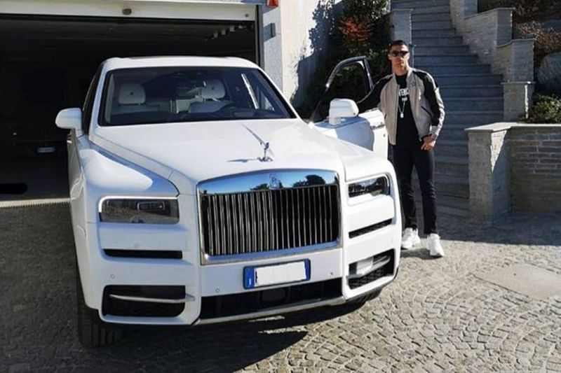 Cr 7 bên cạnh Rolls-Royce Cullian- một trong những siêu xe trong bộ sưu tập của anh