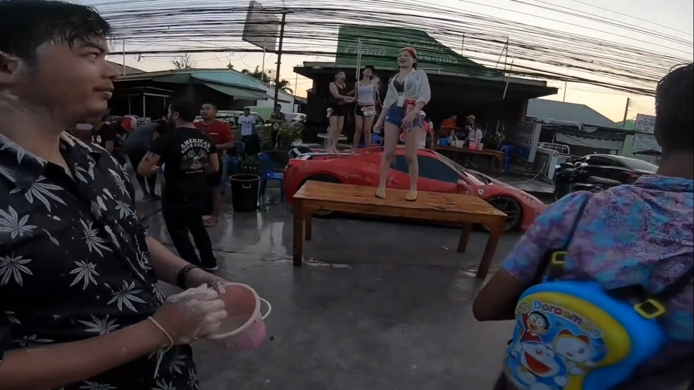 Chơi lễ Songkran, hai cô gái trèo lên