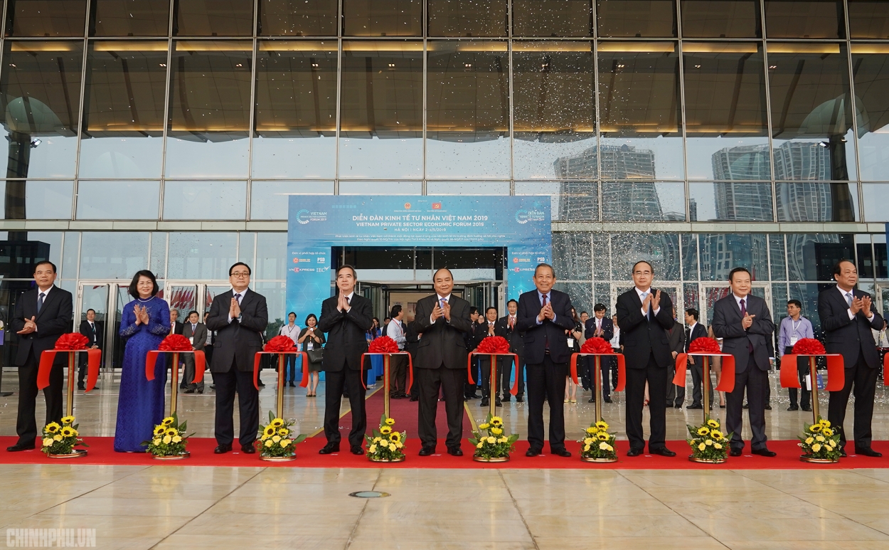 Thủ tướng Nguyễn Xuân Phúc và các đồng chí lãnh đạo Đảng, Nhà nước cắt băng khai mạc Triển lãm Thành tựu kinh tế tư nhân.