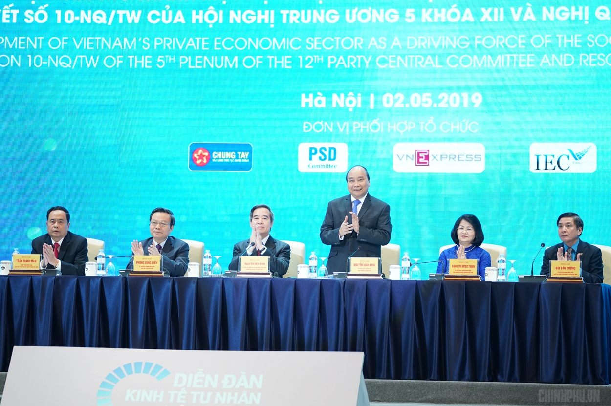 Thủ tướng Nguyễn Xuân Phúc và các đại biểu chủ trì phiên toàn thể Diễn đàn Kinh tế tư nhân Việt Nam 2019.