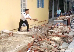 Hà Nội: Tường chung cư đổ khiến một cháu bé đang trú mưa bị thương