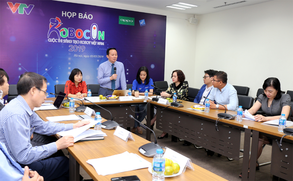 Ông Đỗ Quốc Khánh – Trưởng Ban khoa giáo VTV2 (Đài Truyền hình Việt Nam) phát biểu tại họp báo