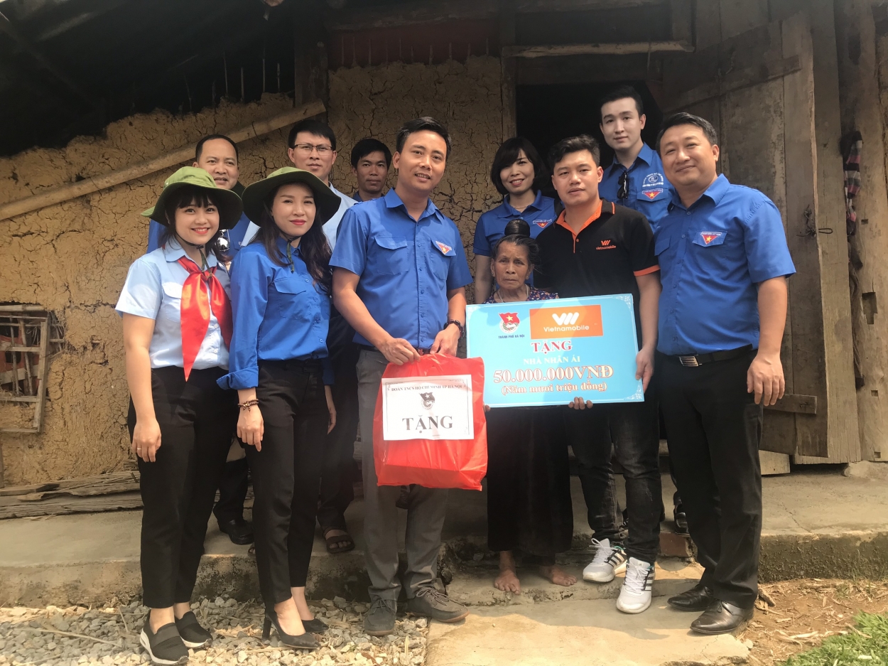 Tuổi trẻ Thủ đô đã tới thăm và tặng Nhà nhân ái cho bác Lò Thị Hặc - hộ nghèo neo đơn tại xã Mường Phăng, huyện Điện Biên, tỉnh Điện Biên