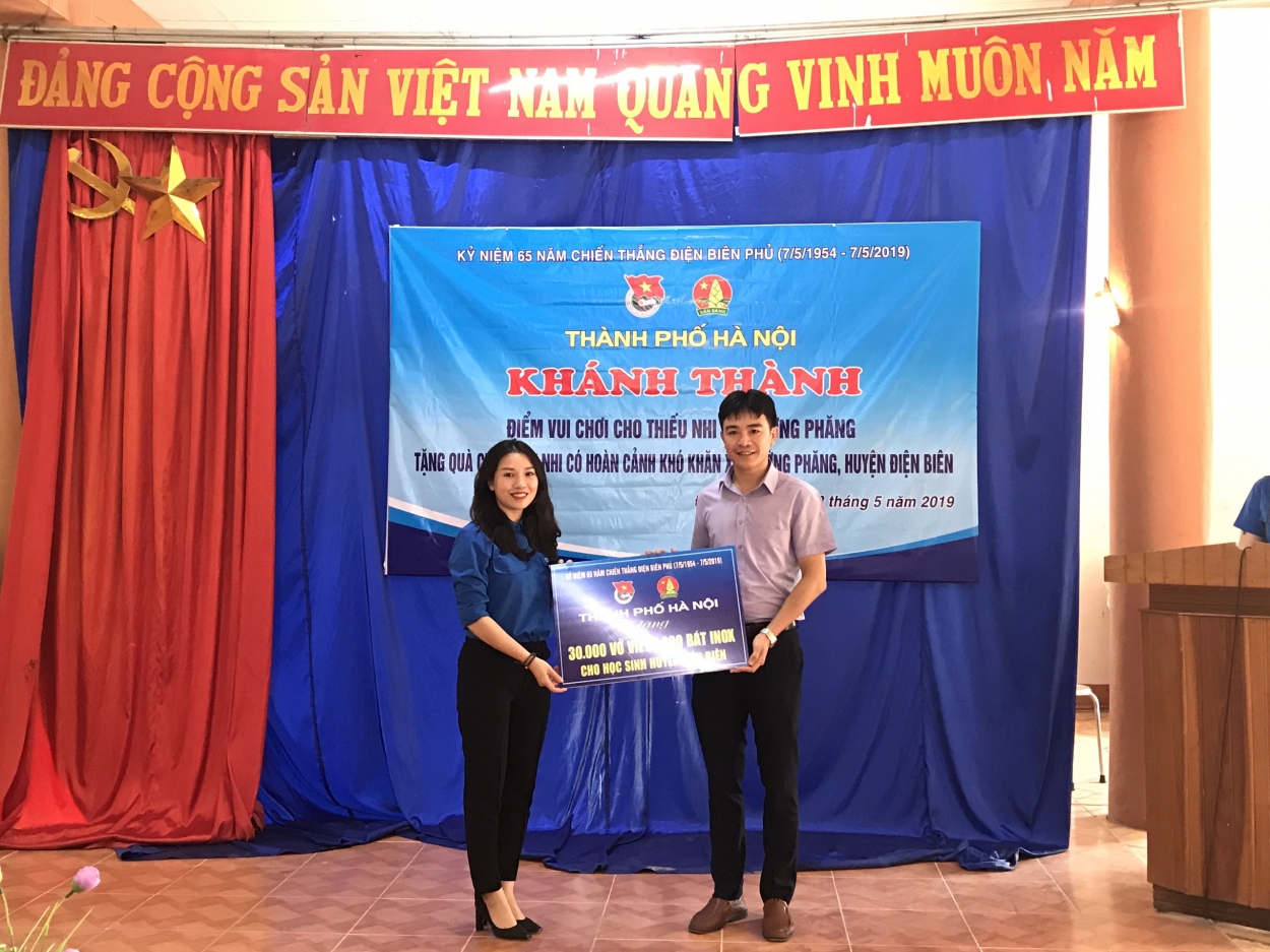 Đồng chí Bùi Lan Phương, UVBTV, Trưởng ban Công tác Thiếu nhi Thành đoàn, Phó chủ tịch Thường trực Hội đồng Đội thành phố Hà Nội trao quà tặng thiếu nhi tỉnh Điện Biên