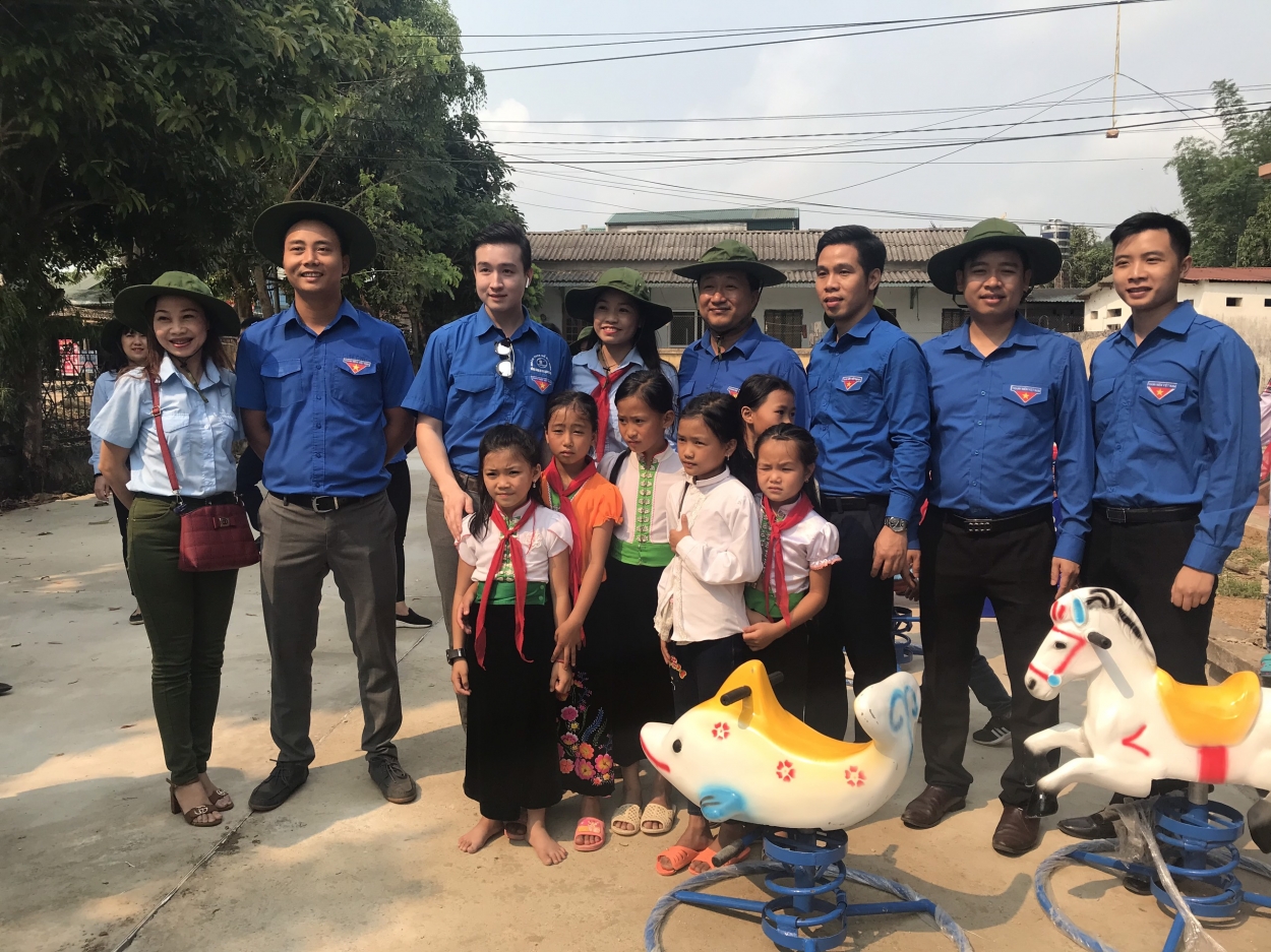 Các thành viên trong đoàn công tác của Thành đoàn - Hội đồng Đội thành phố Hà Nội chụp ảnh cùng các em thiếu nhi Mường Phăng
