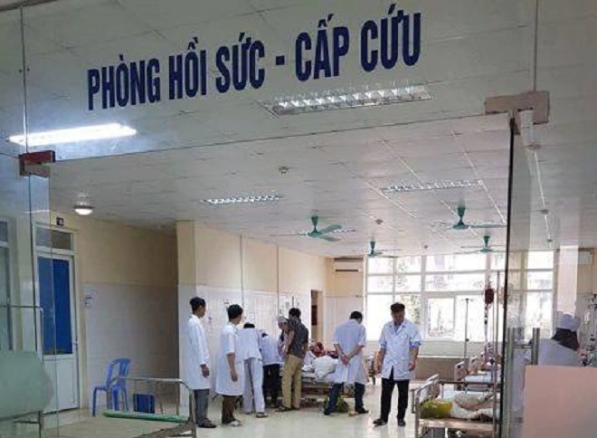 4 học sinh và 1 giáo viên trường tiểu học Đồng Lương đang được cấp cứu tại bệnh viên Đa khoa huyện Lang Chánh.