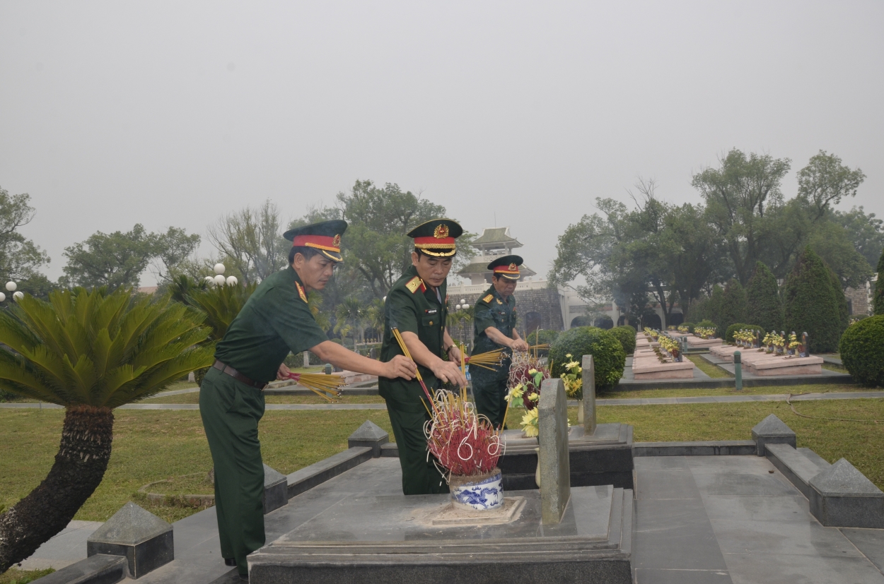 Đoàn công tác thăm viếng Nghĩa trang liệt sĩ Điện Biên