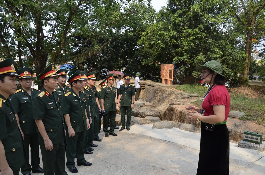 Đoàn thăm và lắng nghe về chiến tích Đồi A1