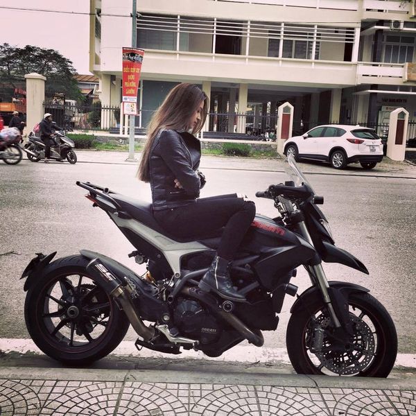 Nữ Biker xinh đẹp xứ Huế bên cạnh xế yêu Ducati Hypermotard