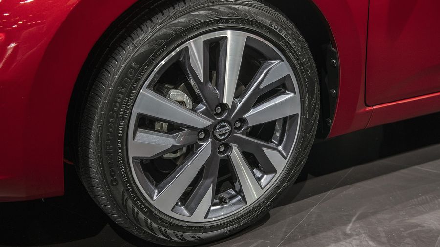 Bộ mâm 5 chấu kép kích thước 17 inch khá thể thao và vừa vặn so với ngoại hình tổng thể của Sunny 2020