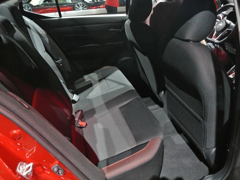 Hàng ghế thứ 2 rộng rãi trên Nissan Sunny 2020